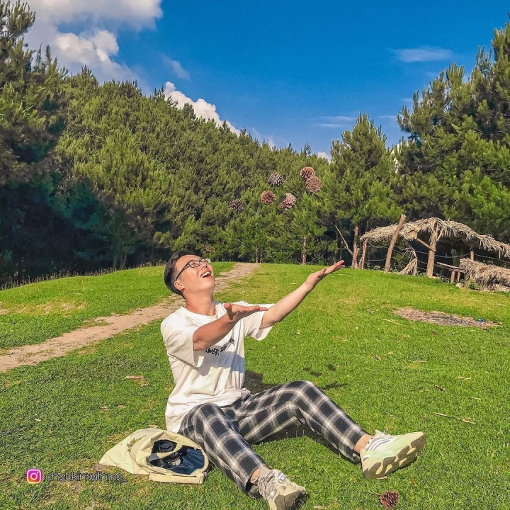 Dạo bước quanh bản Hua Tạt, dễ dàng bắt gặp những ngôi nhà được xây theo lối truyền thống với tre, nứa, thân cây khô…, xung quanh là lác đác cây mận, đào với những chú gà tung tăng rượt đuổi nhau ngay bên dưới. Ảnh: thevuday