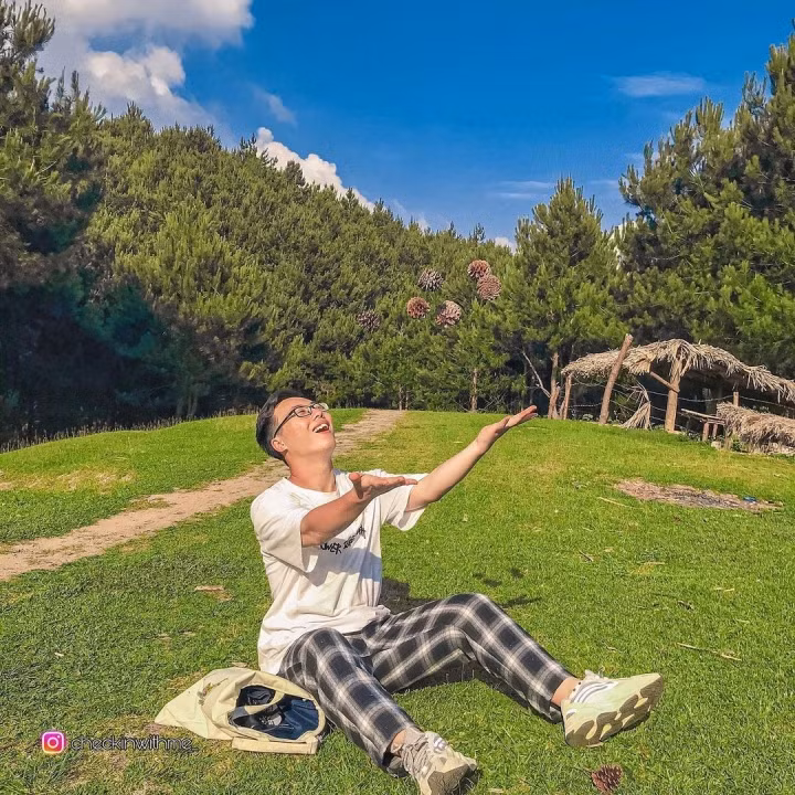 Dạo bước quanh bản Hua Tạt, dễ dàng bắt gặp những ngôi nhà được xây theo lối truyền thống với tre, nứa, thân cây khô…, xung quanh là lác đác cây mận, đào với những chú gà tung tăng rượt đuổi nhau ngay bên dưới. Ảnh: thevuday