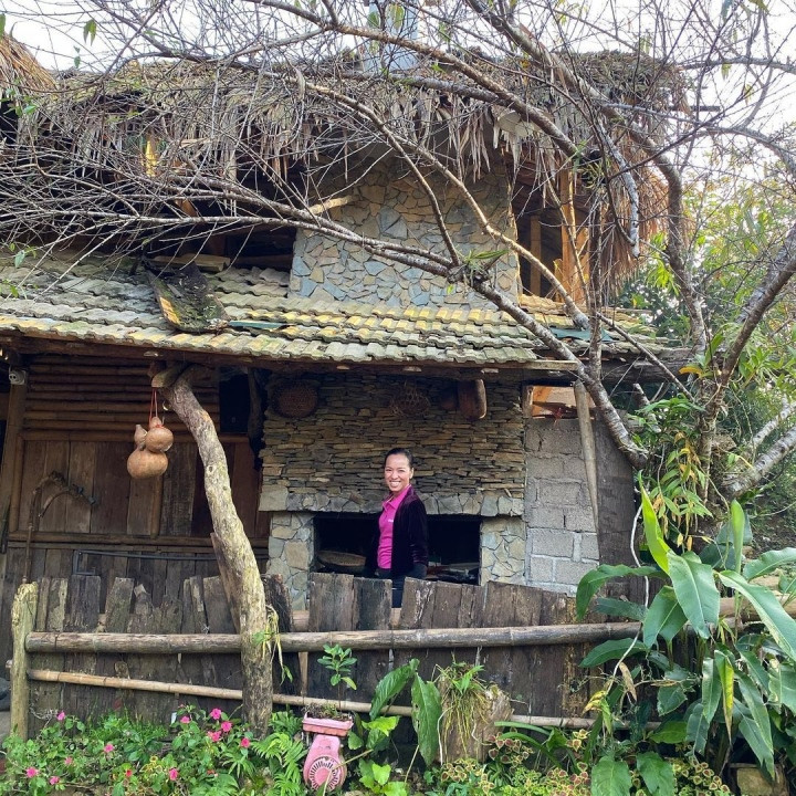 Rừng thông xinh đẹp này nằm trên bản làng cùng tên Hua Tạt, nơi đây lặng lẽ lọt thỏm ở giữa một bên là đại lộ dài vắt vẻo với một bên là núi cao, thanh bình và trong lành như một bức tranh. Ảnh: hahalley