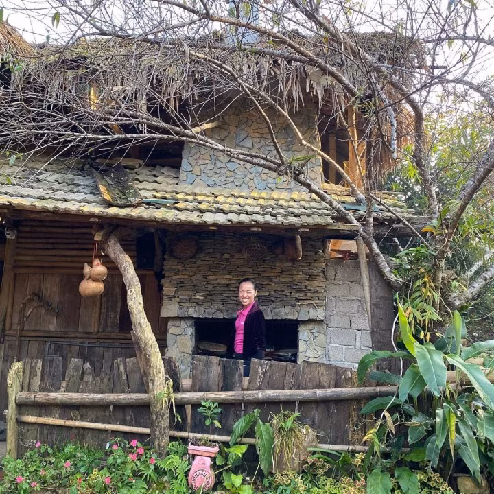 Rừng thông xinh đẹp này nằm trên bản làng cùng tên Hua Tạt, nơi đây lặng lẽ lọt thỏm ở giữa một bên là đại lộ dài vắt vẻo với một bên là núi cao, thanh bình và trong lành như một bức tranh. Ảnh: hahalley