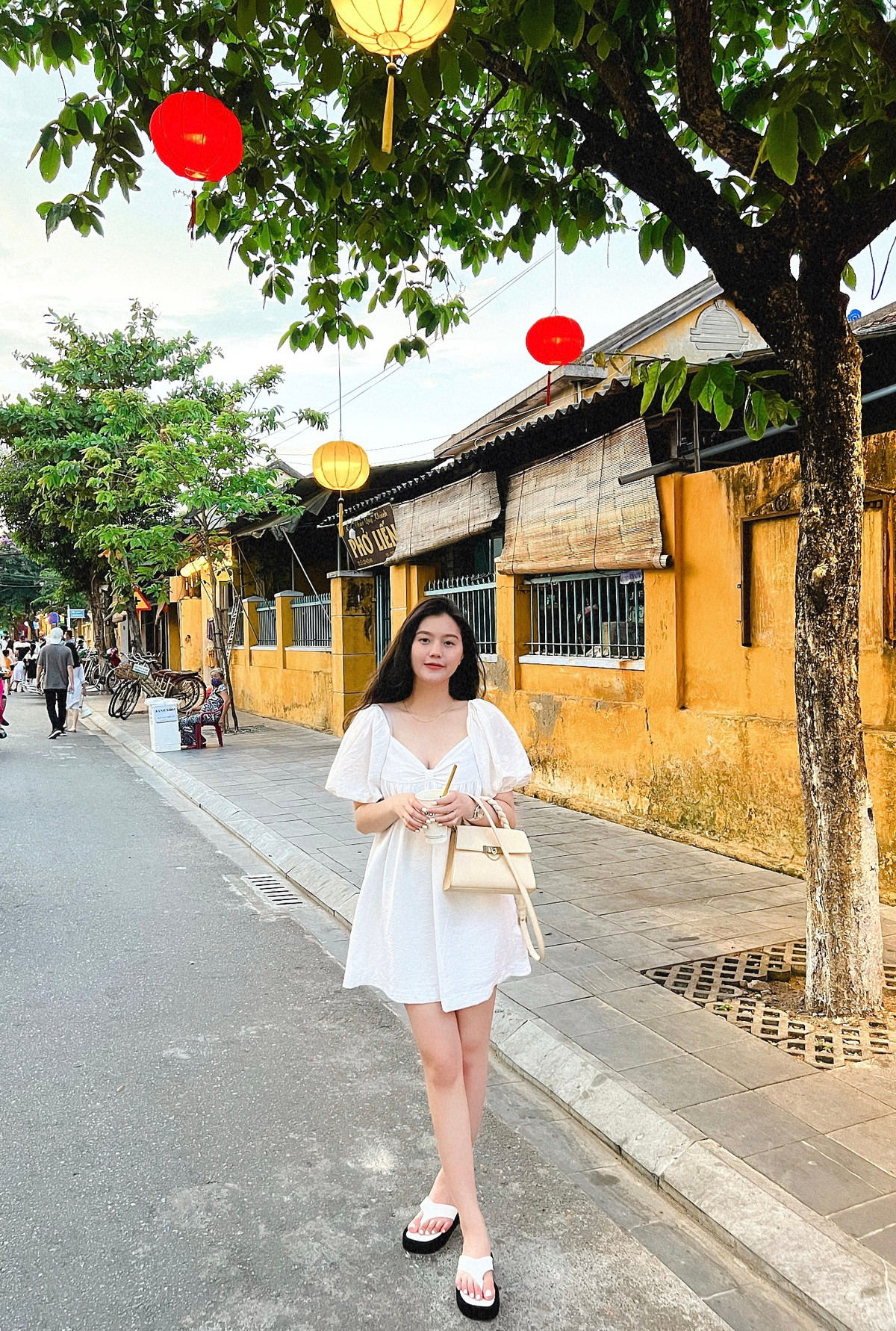 Dù mới sinh xong nhưng cô nàng đã lấy lại dáng rất nhanh.