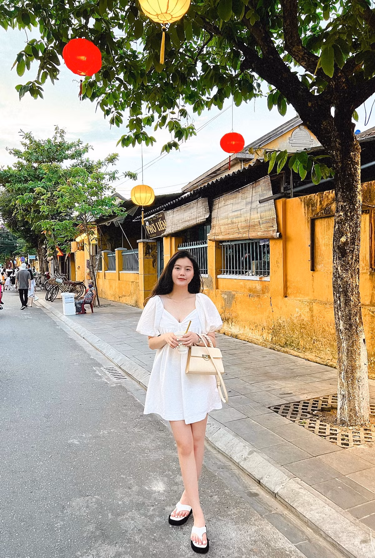 Dù mới sinh xong nhưng cô nàng đã lấy lại dáng rất nhanh.