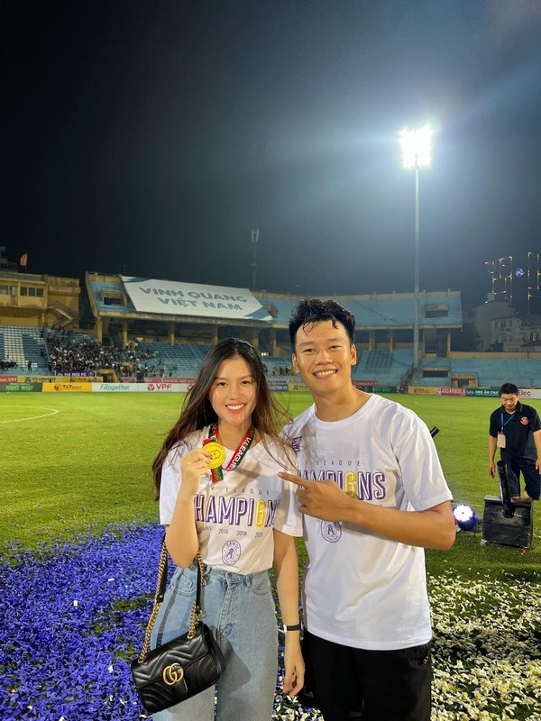 Cuộc hôn nhân của Nguyễn Thành Chung và bà xã Ngô Tố Uyên nhận được sự quan tâm đặc biệt từ độc giả. Tháng 9 vừa qua, cặp đôi hạnh phúc đón bé trai đầu lòng.