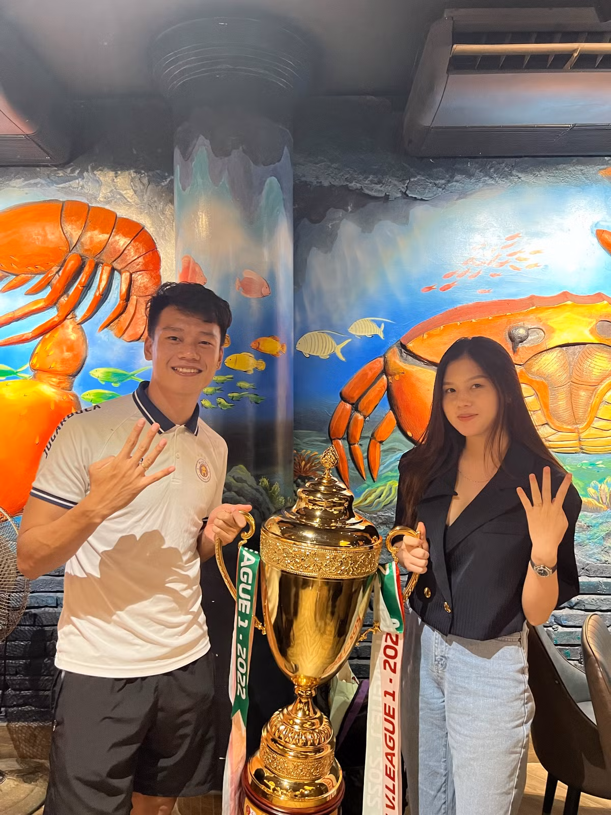 Sau khi sinh con được khoảng một tháng, vợ Nguyễn Thành Chung xuất hiện trở lại nhiều hơn trên mạng xã hội.