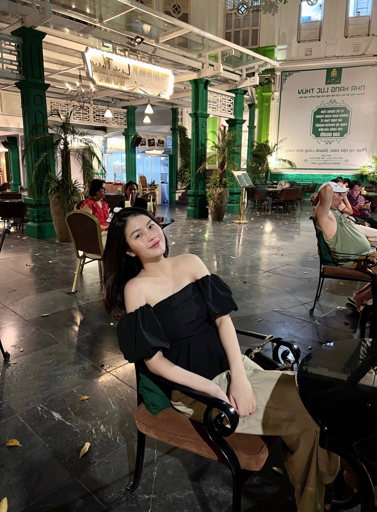 Qua những bức hình của cô nàng, có thể thấy nhan sắc của bà mẹ một con vẫn giữ được như thời son sắc với làn da trắng hồng, mịn màng.