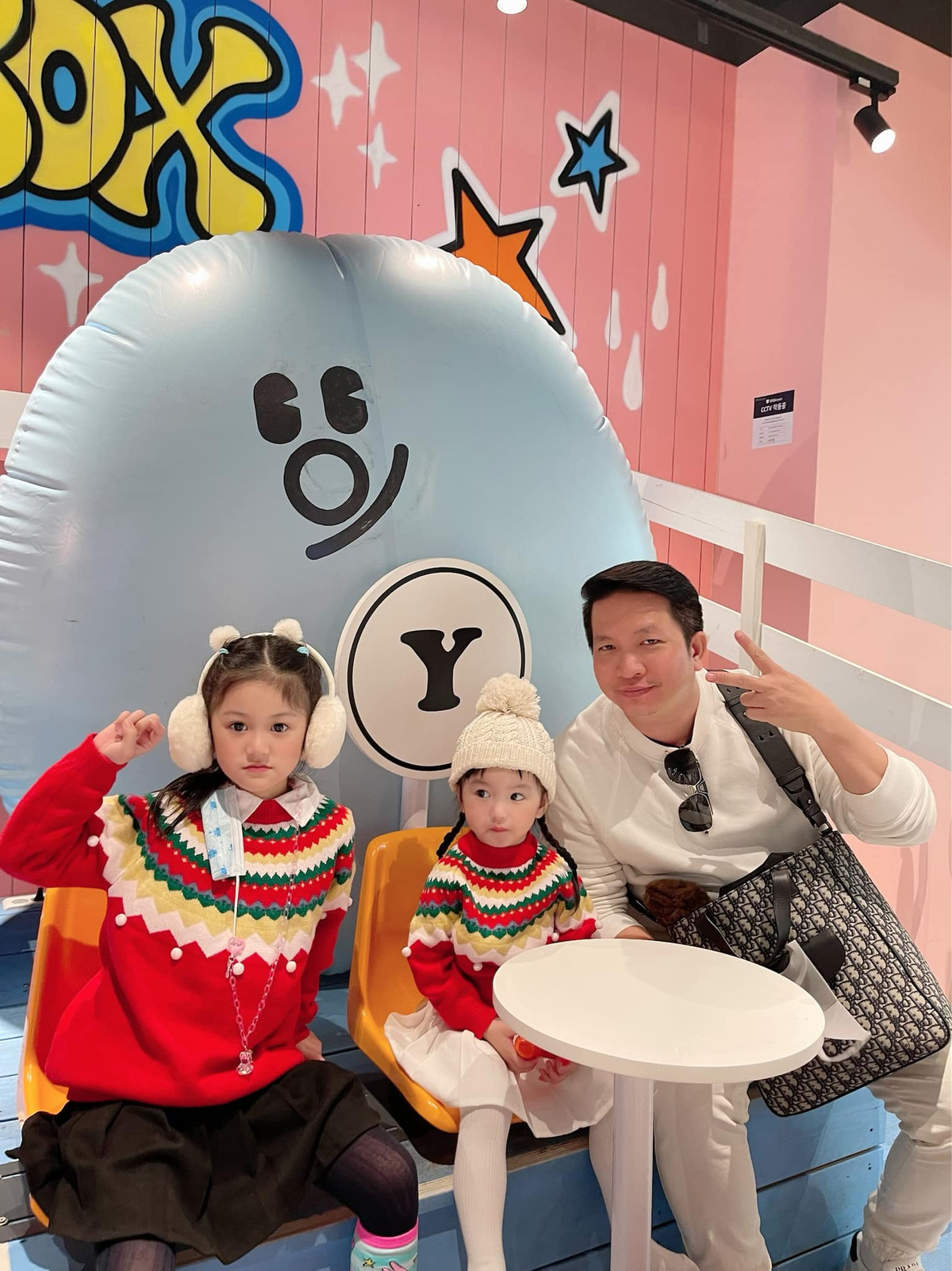 Trên trang cá nhân, vợ chồng đại gia quận 7 liên tục cập nhật hình ảnh về chuyến đi.