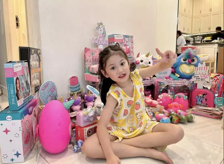 Mới đây nhất Đoàn Di Băng đăng tải một số hình ảnh khoe loạt quà khủng con gái nhận được trong sinh nhật tròn 6 tuổi.