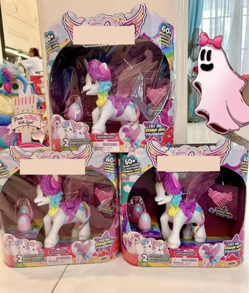 Không chỉ quà tặng, trước đó vào ngày sinh nhật nữ đại gia cũng chi khủng, thuê người thiết kế một con Pony cỡ lớn, bánh kẹo, bánh sinh nhật,... đều mang hình dáng con vật này.