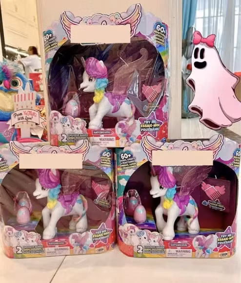 Không chỉ quà tặng, trước đó vào ngày sinh nhật nữ đại gia cũng chi khủng, thuê người thiết kế một con Pony cỡ lớn, bánh kẹo, bánh sinh nhật,... đều mang hình dáng con vật này.