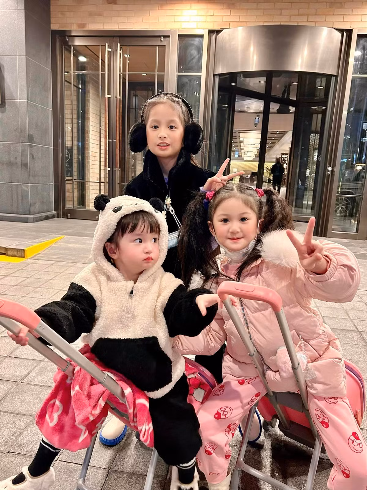 Được biết, đây là một trong những thời điểm đẹp nhất trong năm ở xứ sở kim chi khi đường phố xuất hiện rất nhiều cây đổ lá vàng.