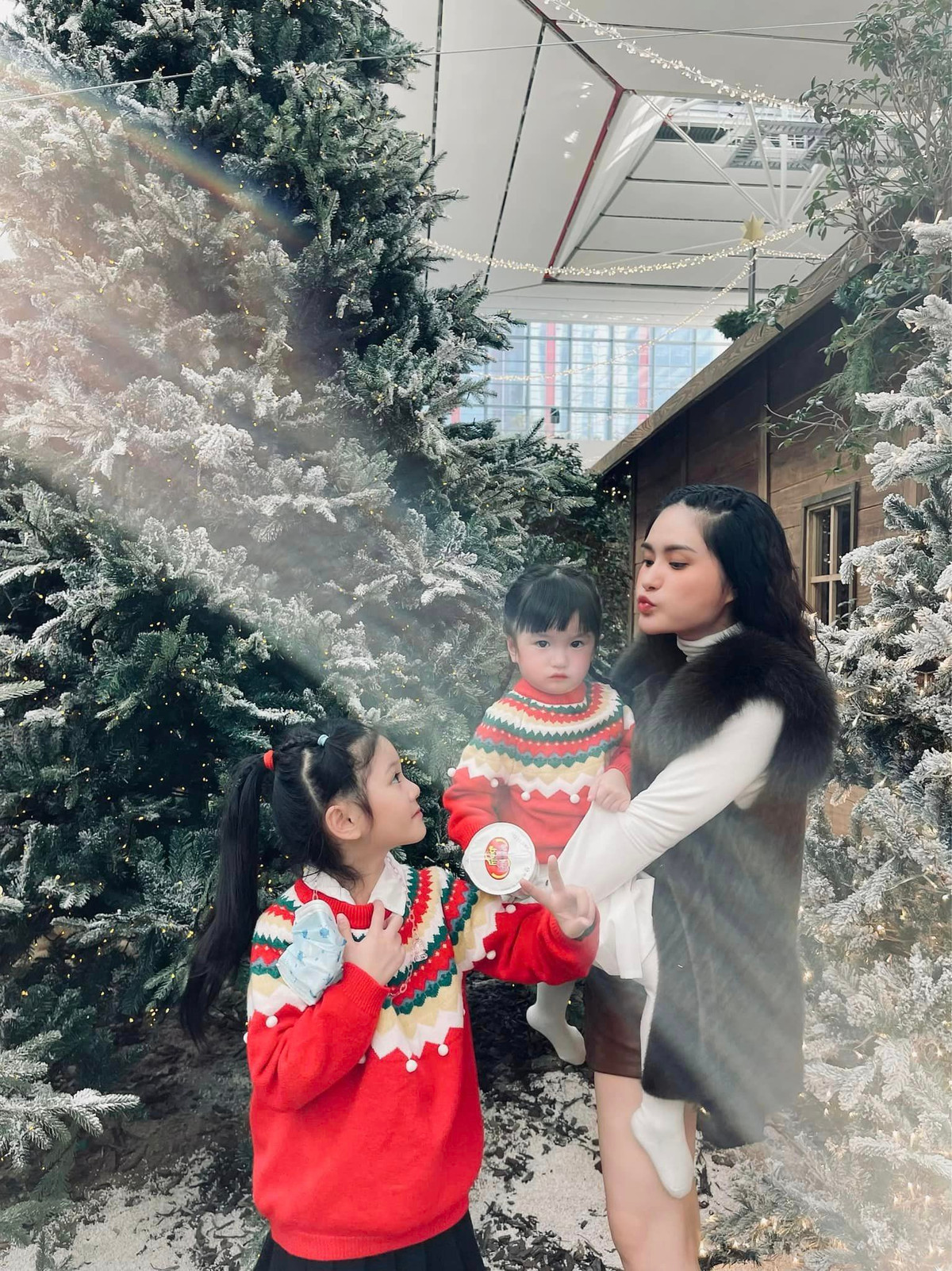 Mới gần đây Đoàn Di Băng còn đưa 3 ái nữ sang Hàn Quốc du lịch sau thời gian dài bận rộn với công việc học tập.