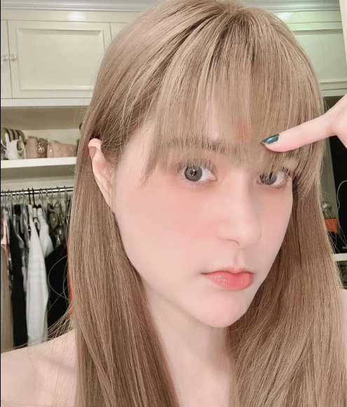 Lần xuất hiện này nữ ca sĩ khá "mới lạ" khi để kiểu tóc mái úp, một số góc chụp cũng khiến gương mặt Đoàn Di Băng bị đơ cứng.