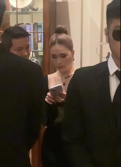 Chiều qua 29/11, Đoàn Di Băng cùng ông xã Nguyễn Quốc Vũ tham gia một sự kiện giải trí. Lần này, hot mom gây nhiều chú ý khi mang cả dàn vệ sĩ theo để tháp tùng.