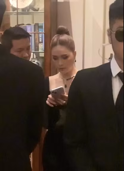 Chiều qua 29/11, Đoàn Di Băng cùng ông xã Nguyễn Quốc Vũ tham gia một sự kiện giải trí. Lần này, hot mom gây nhiều chú ý khi mang cả dàn vệ sĩ theo để tháp tùng.