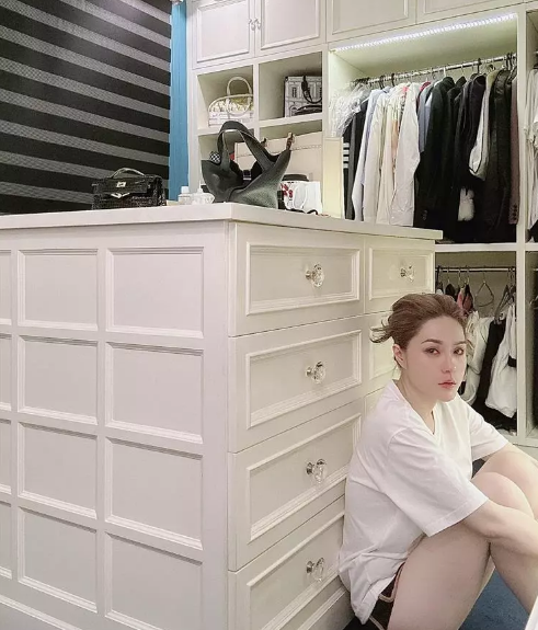 Mở đầu chia sẻ, cô tiết lộ đang mêt mỏi bởi trong 1 ngày tham gia 3 sự kiện, con thì đang bệnh khá nguy hiểm. Tuy nhiên, cô vẫn cố gắng xuất hiện trước đám đông với thần thái tươi tắn nhất.