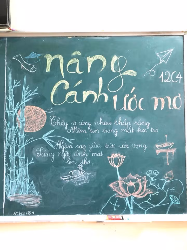 Hoạt động này không chỉ thể hiện tình cảm của các bạn dành cho thầy cô giáo mà còn giúp gắn chặt tình đoàn kết của các thành viên trong lớp học.