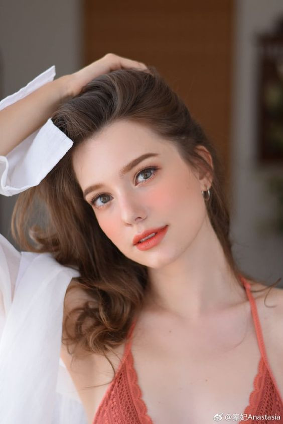 Báo chí Trung Quốc nói rằng cô mang vẻ đẹp lý tưởng mà 99% phụ nữ mong muốn và gọi cô bằng những danh xưng như "nữ thần", "búp bê sống".