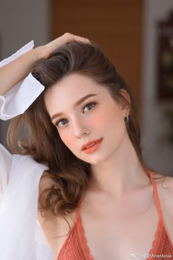 Báo chí Trung Quốc nói rằng cô mang vẻ đẹp lý tưởng mà 99% phụ nữ mong muốn và gọi cô bằng những danh xưng như "nữ thần", "búp bê sống".