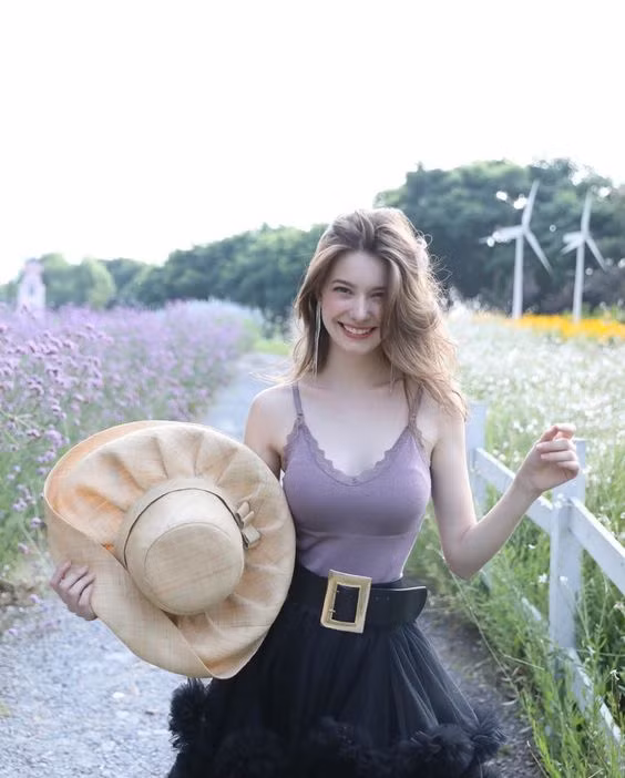 Cô nàng xinh đẹp Đông Âu này sở hữu chiều cao nổi bật 1m72 và nặng 48kg.