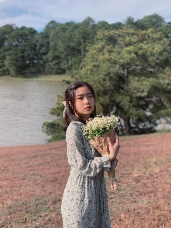 Những bức ảnh check in đồi cỏ hồng làm người ta liên tưởng đến khung cảnh xinh đẹp, thơ mộng chẳng thua kém bất kỳ địa danh nổi tiếng nào ở châu Âu. Ảnh: Linh Trang