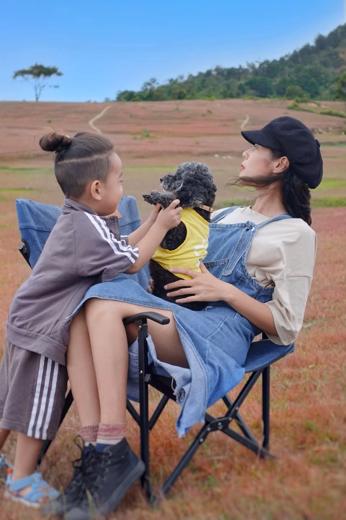 Theo lời của người dân địa phương, cỏ hồng đẹp nhất vào khoảng thời gian đầu tháng 11 và dần tàn vào giữa hoặc cuối tháng 12 hàng năm. Ảnh: Hà My