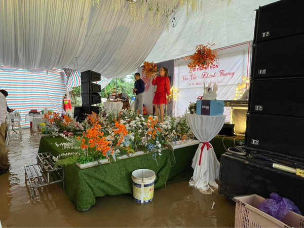 Trong ngày hôm nay, một đám cưới khác tại Nghệ An cũng bị ngập trong “biển nước” do mưa lớn. Ảnh: FB Nghệ An