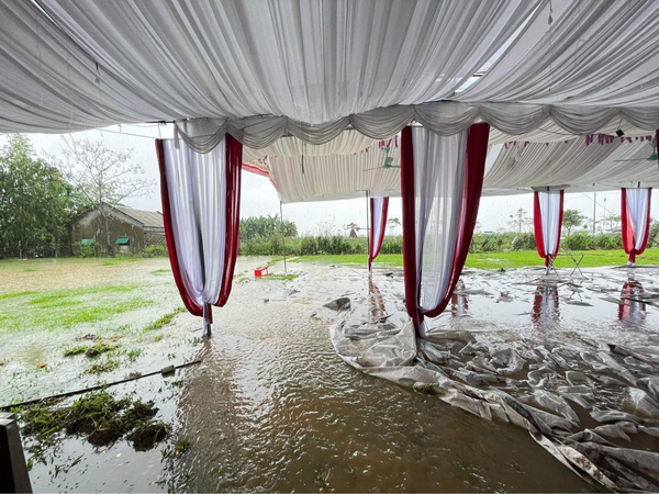 Sau khi hình ảnh này được đăng tải rộng rãi trên mạng xã hội, mọi người liên tục bày tỏ sự xót xa, thương cảm cho cô dâu chú rể. Ảnh: FB Nghệ An