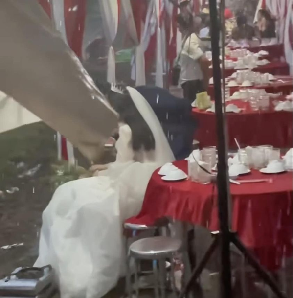 Đáng chú ý nhất là khoảnh khắc một cô dâu ngồi buồn tủi vì đám cưới bị ngập nước ở Nghệ An. Vì đúng vào ngày mưa lớn nên khách không thấy một ai, mặc dù cô dâu chú rể đã khoác lên mình bộ váy cưới trắng tinh khôi lộng lẫy. Ảnh: FB Nghệ An