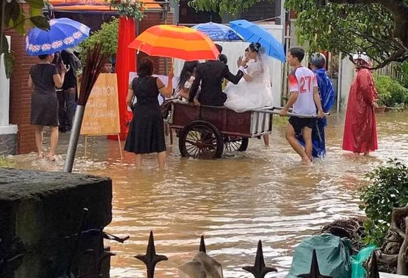Thông thường, ngày cưới đã được định trước từ lâu nên dù thời tiết khắc nghiệt thì đám cưới vẫn phải diễn ra. Ảnh: Tổng hợp