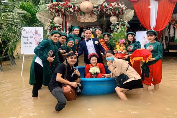 Dù là tổ chức, rước dâu bằng cách nào nhưng cô dâu, chú rể và cả khách mời vẫn vui vẻ, tạo nên một đám cưới độc đáo.