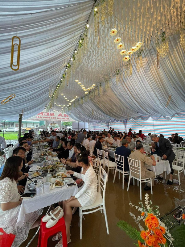 Theo đó, có thể thấy, gia đình này đã kỳ công tổ chức một lễ cưới hoành tráng. Sân khấu, bàn tiệc, rạp cưới,...đều được chuẩn bị công phu. Thế nhưng, sau cơn mưa, mọi thứ đều ướt sũng. Ảnh: FB Nghệ An