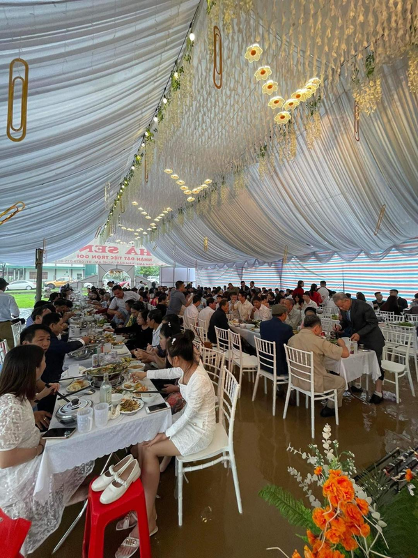 Nhiều người cũng gửi lời động viên đến cô dâu và chia sẻ rằng sau cơn mưa trời sẽ sáng, quan trọng nhất là cặp đôi luôn sống hạnh phúc, vui vẻ bên nhau. Ảnh: FB Nghệ An