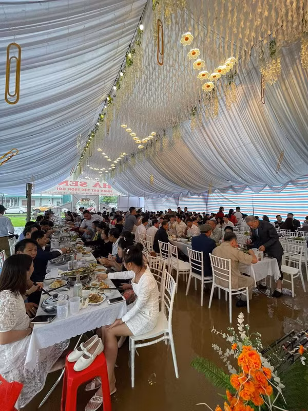 Nhiều người cũng gửi lời động viên đến cô dâu và chia sẻ rằng sau cơn mưa trời sẽ sáng, quan trọng nhất là cặp đôi luôn sống hạnh phúc, vui vẻ bên nhau. Ảnh: FB Nghệ An