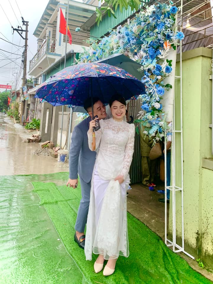 Song, cặp đôi này có phần may mắn hơn một chút là mặc dù mưa to, gió lớn nhưng khách mời vẫn đến khá đông. Ảnh: FB Nghệ An