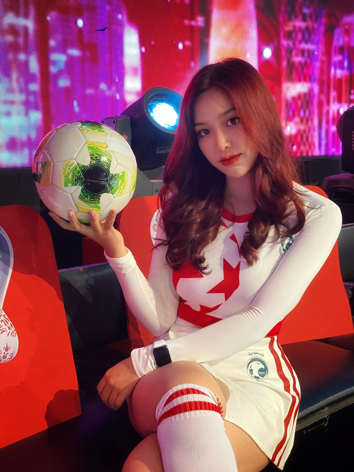 Trong dàn hot girl đại diện cho các đội tuyển tại Nóng cùng World Cup, cô nàng Nguyễn Minh Châu cũng gây chú ý không kém.