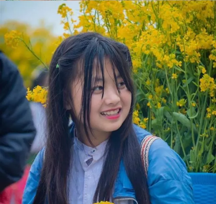 Nhờ sở hữu nhan sắc mộc mạc, nụ cười trong trẻo, dễ thương, hot girl dân tộc đã nhanh chóng được cư dân mạng chú ý đến.
