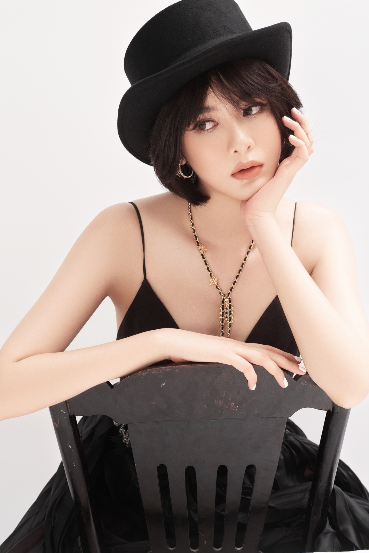 Ngay khi xuất hiện trên trang chủ của Miss Grand Vietnam, Hồng Diễm đã gây chú ý bởi mái tóc tém cá tính, gương mặt với các đường nét trong sáng như búp bê.