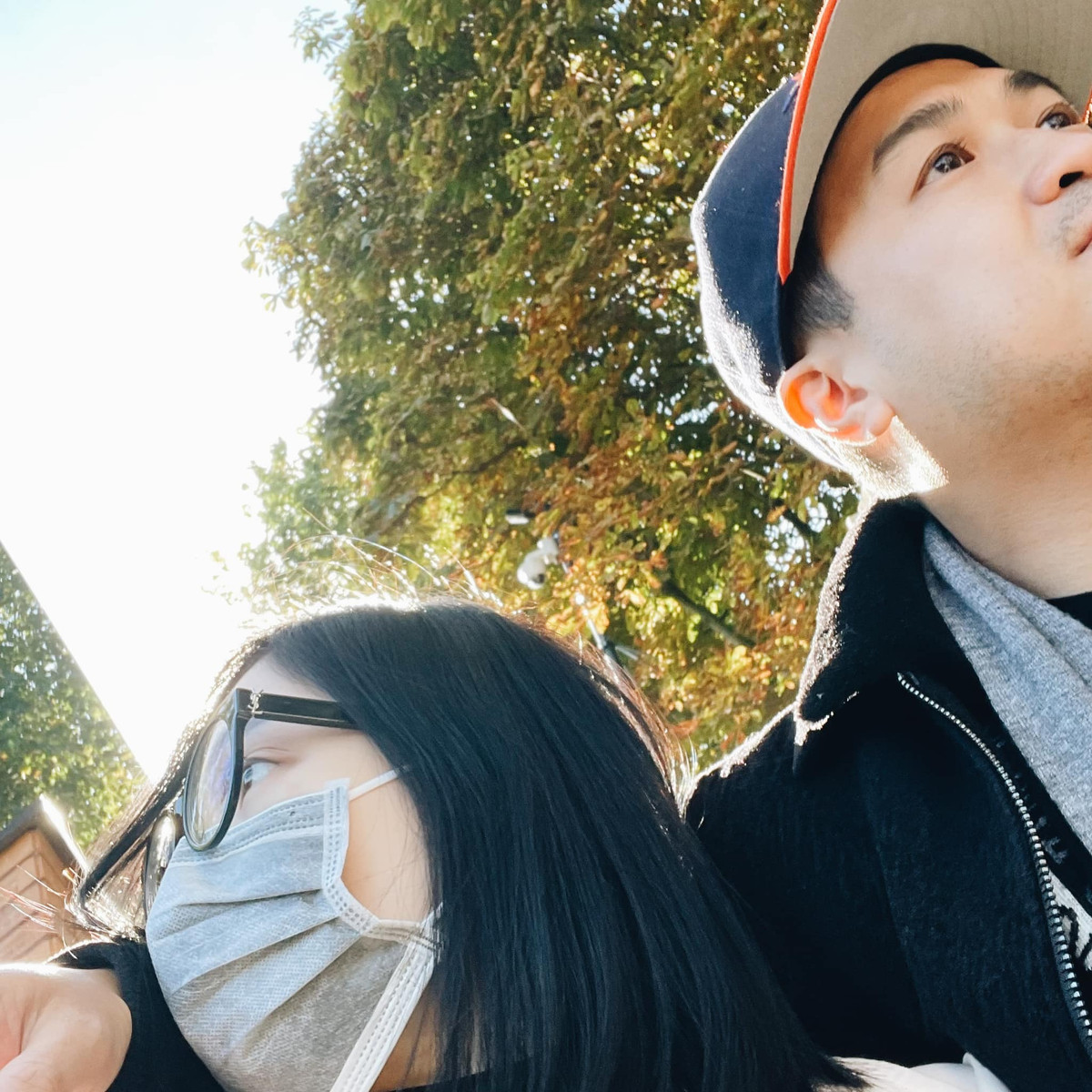 Ở phần bình luận bài đăng, rất nhiều người khen ngợi đôi trẻ xứng lứa vừa đôi và mong chờ ngày họ về chung một nhà.