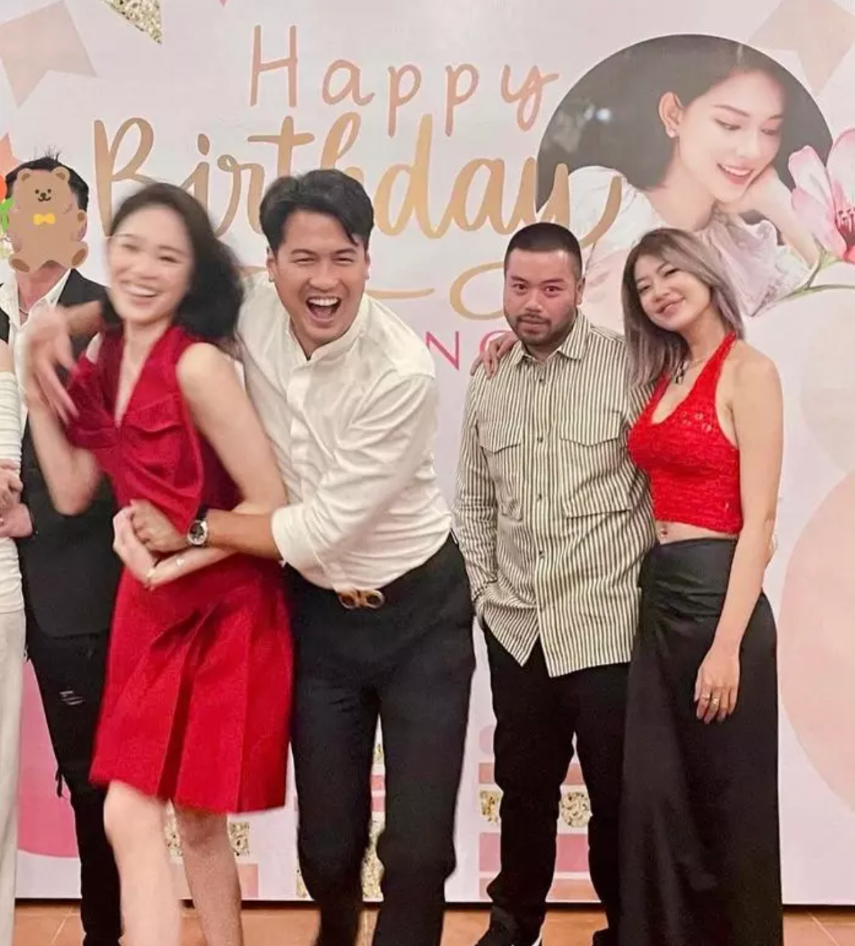 Nhìn đôi trẻ liên tục phát "cẩu lương" thể này, cư dân mạng càng hóng đến ngày đám cưới.