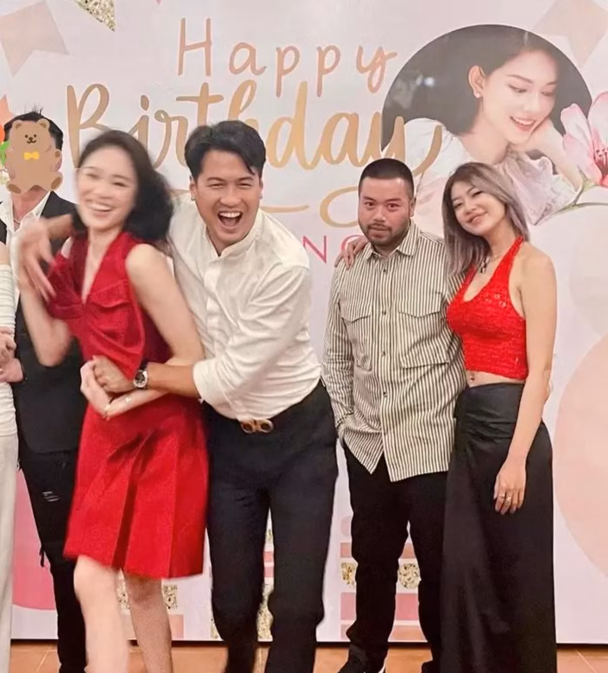 Nhìn đôi trẻ liên tục phát "cẩu lương" thể này, cư dân mạng càng hóng đến ngày đám cưới.