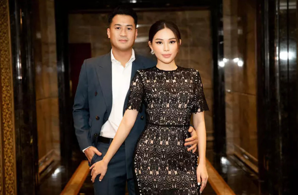 Từ các sự kiện liên quan đến công việc cho tới cuộc sống thường ngày đôi trẻ thường "dính nhau như sam" không rời nửa bước.