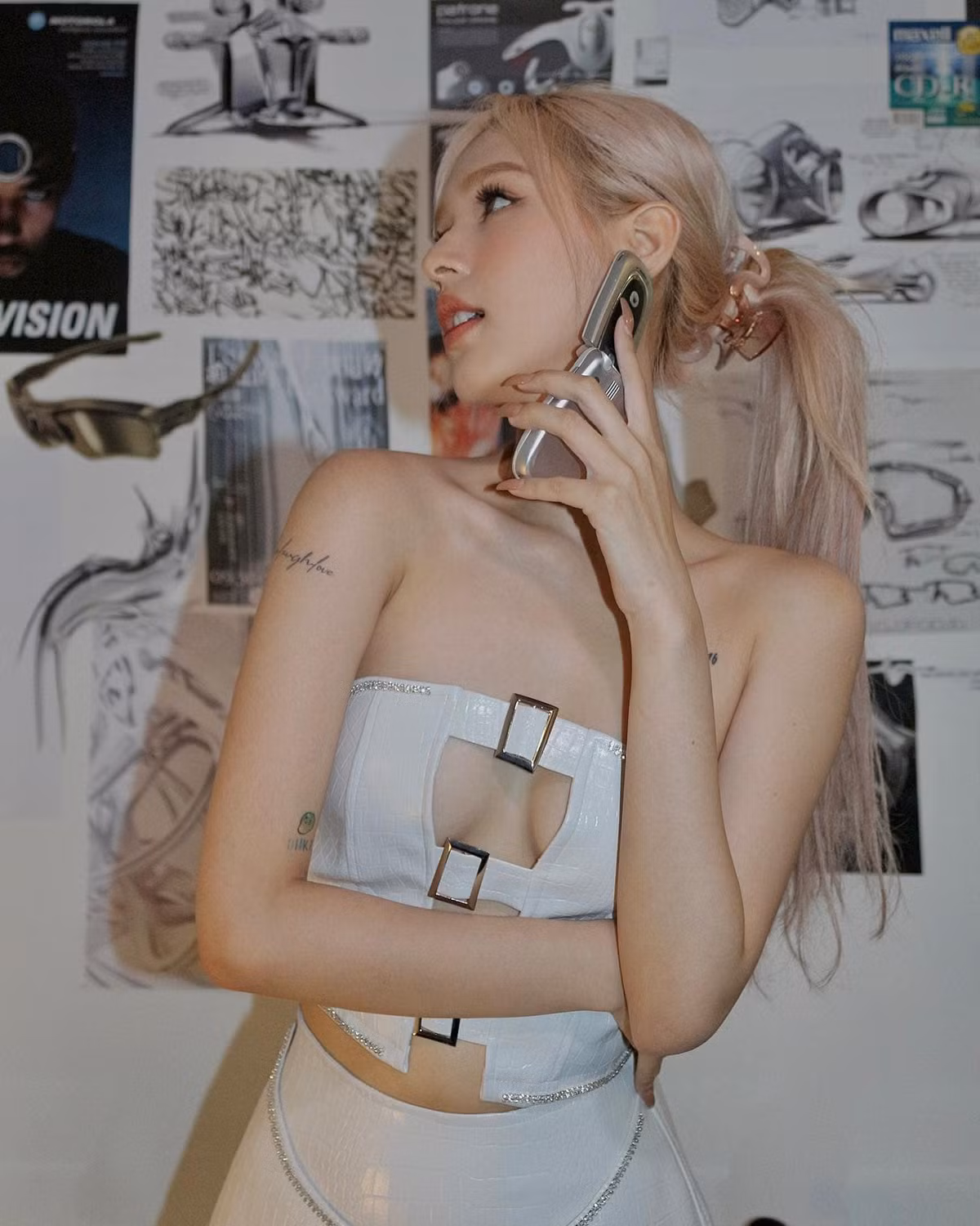 Nhận về ý kiến bình luận vô duyên, Xoài Non lập tức đáp trả: "Không lẽ bạn bị cận à, cũng có chút xíu mà", "Cảm ơn bạn, mình thấy mình lép nhưng rất sang nha, hi hi",...