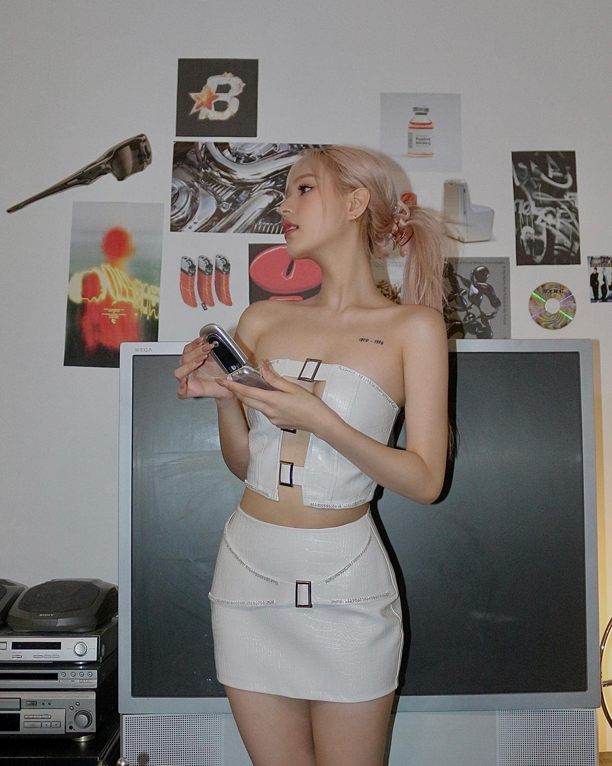 Khoảnh khắc ghi lại, hot girl Sài thành diện trang phục được thiết kế xẻ ngực táo bạo kết hợp chân váy ngắn.