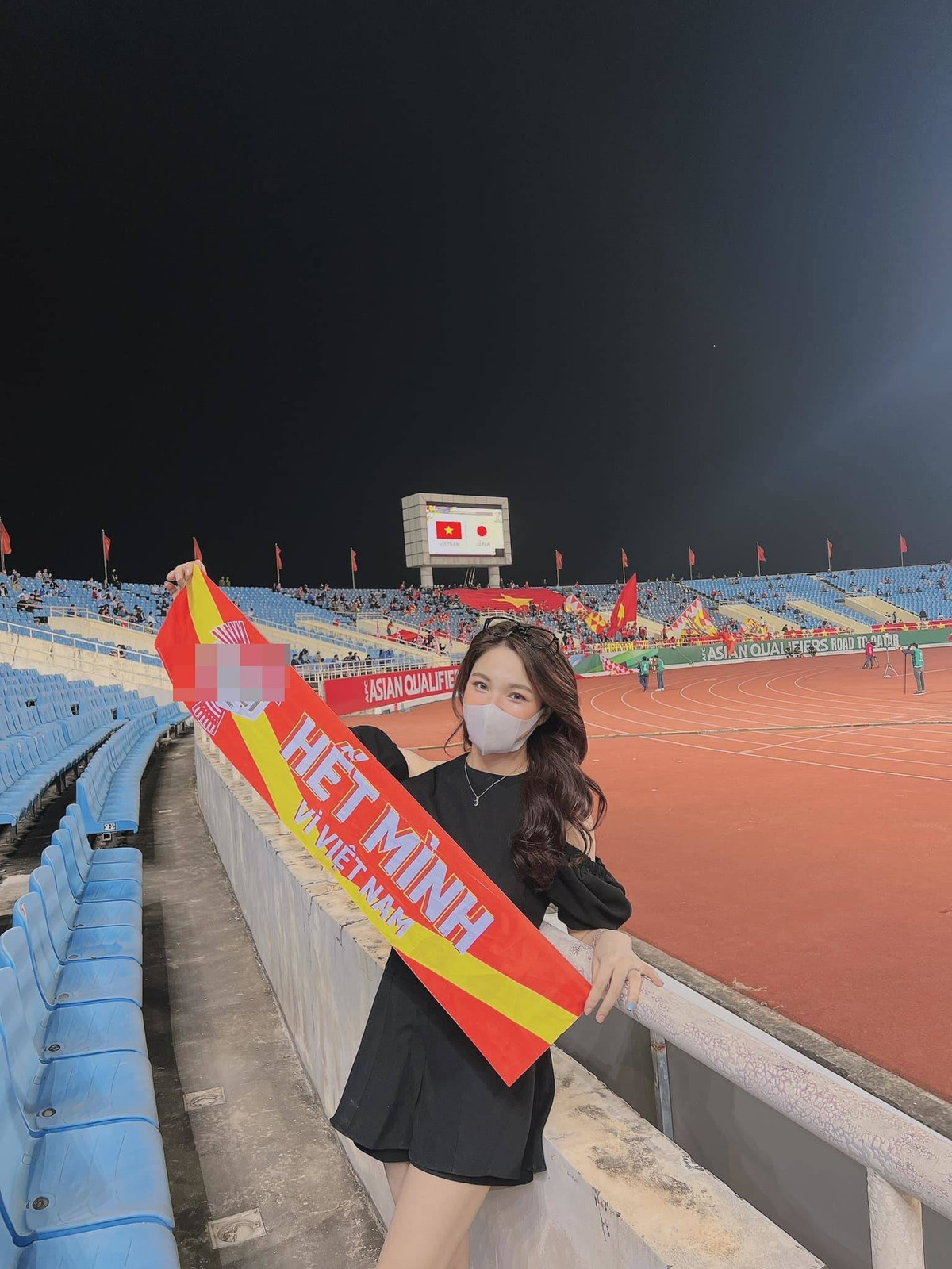 Để cổ vũ cho các cầu thủ, cô giáo hot girl này đã mặc trên mình chiếc áo cờ đỏ sao vàng, không quên cầm trên tay những băng rôn, khẩu hiệu để “cháy hết mình” cùng trận đấu tại sân Mỹ Đình.