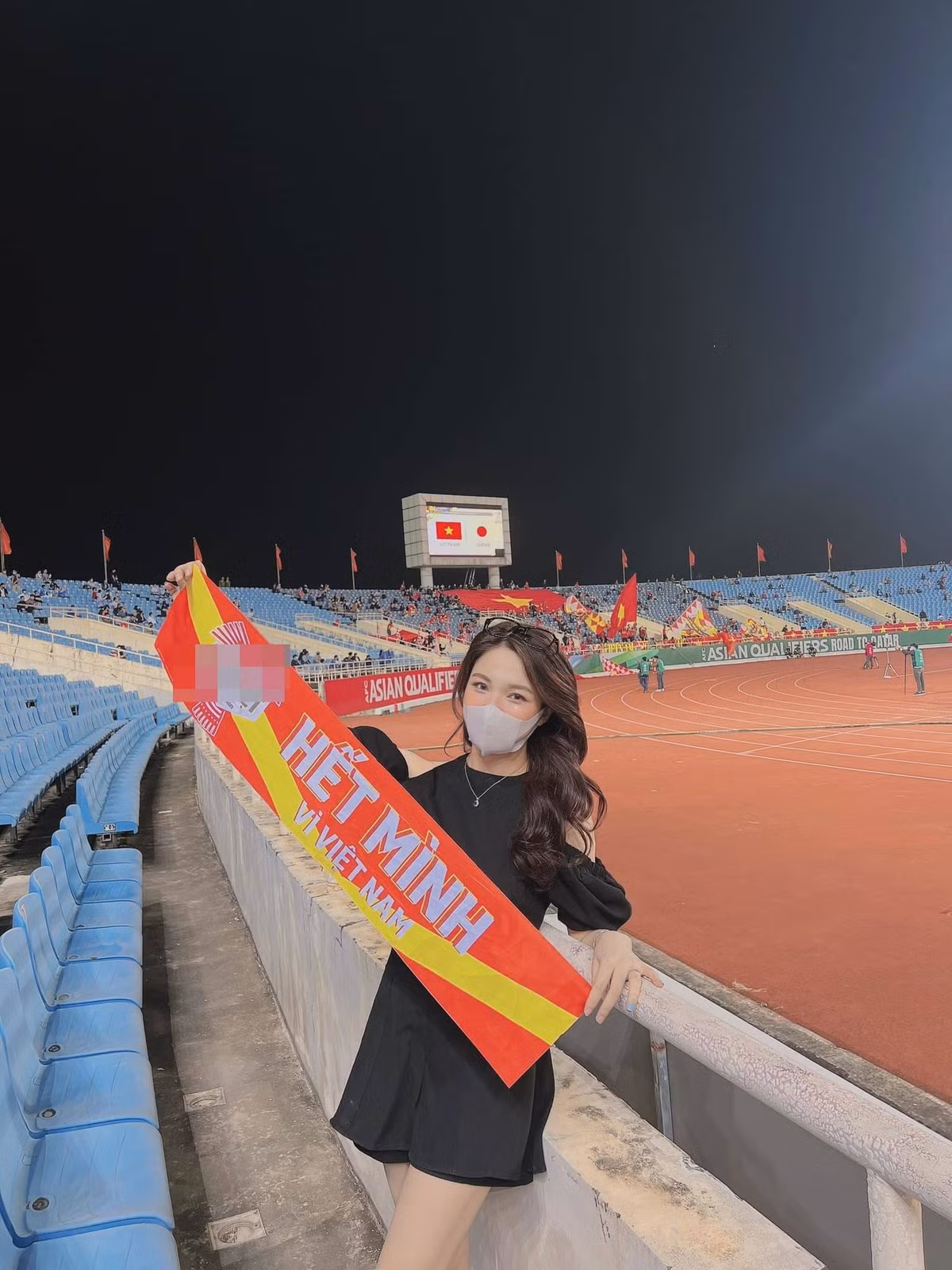 Để cổ vũ cho các cầu thủ, cô giáo hot girl này đã mặc trên mình chiếc áo cờ đỏ sao vàng, không quên cầm trên tay những băng rôn, khẩu hiệu để “cháy hết mình” cùng trận đấu tại sân Mỹ Đình.