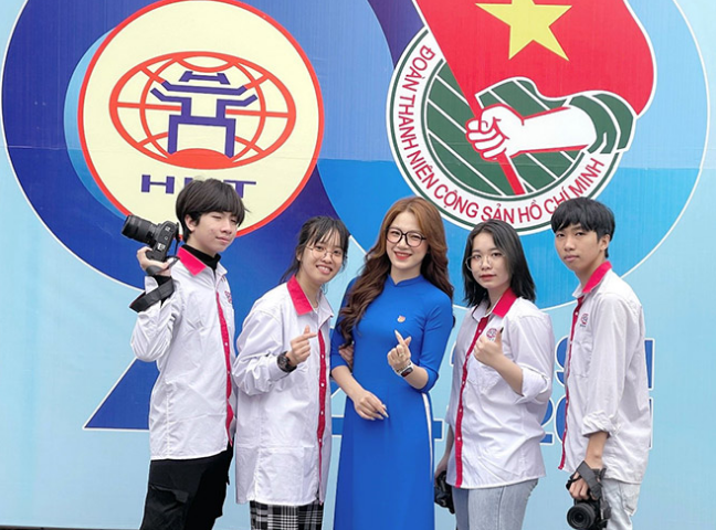 Sau nhiều năm nổi tiếng, gái xinh 9x hiện tại có cuộc sống đáng mơ ước, được biết cô vẫn là giáo viên giảng dạy tại trường Cao đẳng nghề Công nghệ cao Hà Nội.