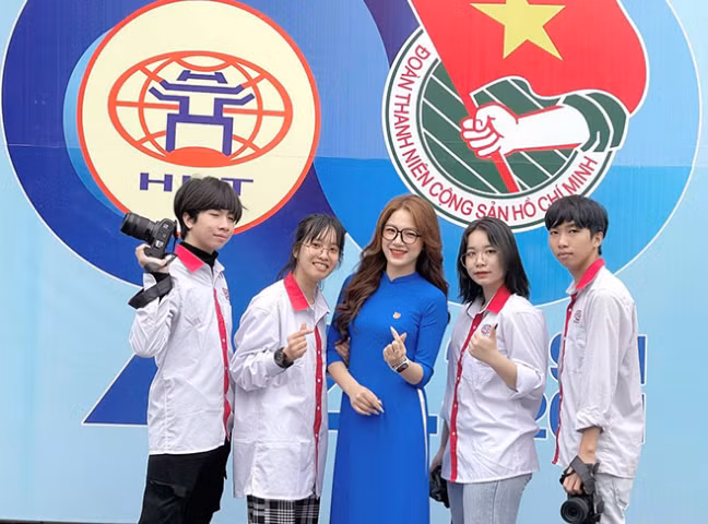 Sau nhiều năm nổi tiếng, gái xinh 9x hiện tại có cuộc sống đáng mơ ước, được biết cô vẫn là giáo viên giảng dạy tại trường Cao đẳng nghề Công nghệ cao Hà Nội.