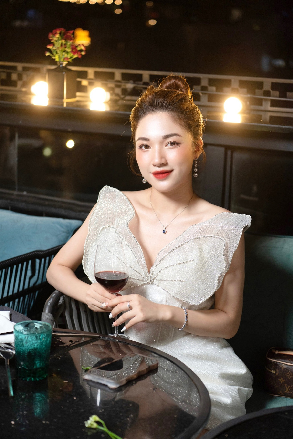 Sở hữu nhan sắc xinh đẹp với gương mặt thanh tú, vóc dáng mong manh, nữ giảng viên này chiếm cảm tình của hàng nghìn người theo dõi trên mạng xã hội.