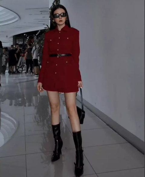 Mỹ nhân Sài thành còn sử dụng các phụ kiện đắt đỏ khác như túi xách Chanel, mắt kính Versace,... Dù "phủ" toàn đồ hiệu và tổng giá trị cũng không hề nhỏ, song Midu lại tự nhận outfit của mình khá... "giản dị".