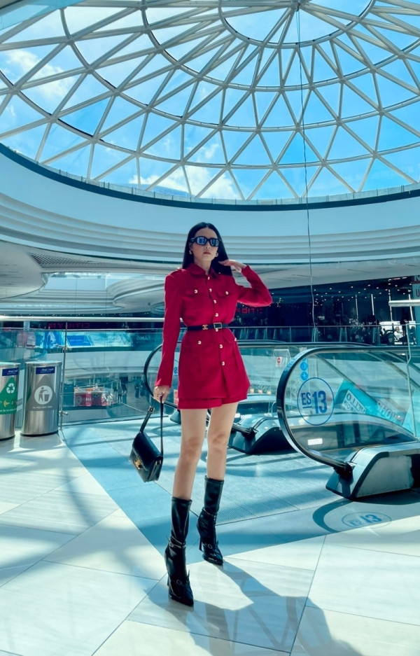 Trong khung ảnh, cựu hot girl sinh năm 1989 diện thiết kế váy đỏ sang chảnh, tạo điểm nhấn với chiếc thắt lưng đen tôn eo thon.
